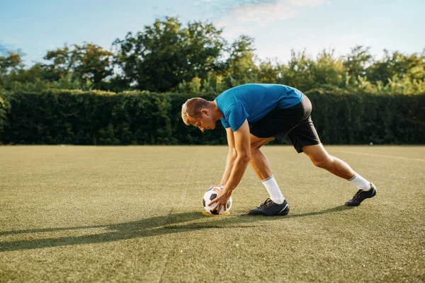 男子サッカー選手は野球場でボールを打つ準備をしている 屋外スタジアムでのサッカー ゲームの前にトレーニング サッカーのトレーニング — ストック写真