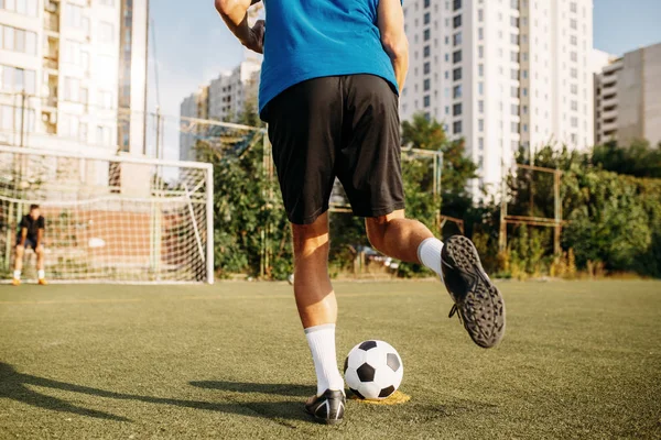 Giocatore Calcio Maschile Colpisce Palla Sul Campo Calcio Sullo Stadio — Foto Stock