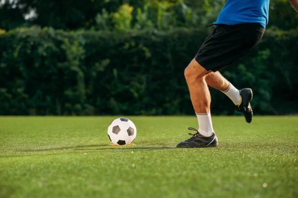 Manlig Fotbollsspelare Träffar Bollen Planen Fotbollsspelare Utomhusstadion Träning Före Match — Stockfoto