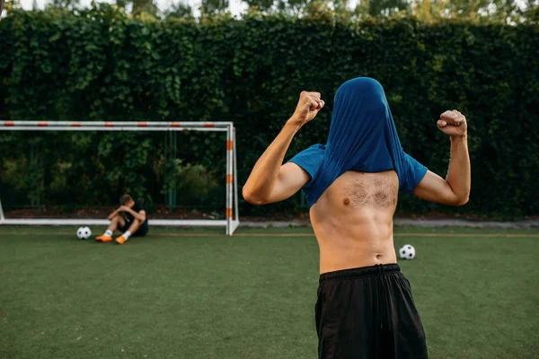 Mężczyzna Piłkarz Uderza Gola Boisku Piłkarze Stadionie Trening Przed Meczem — Zdjęcie stockowe