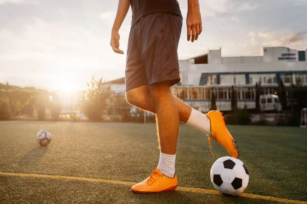 Futbolcu Güneş Doğarken Sahada Top Oynuyor Açık Stadyumdaki Futbolcu Maçtan — Stok fotoğraf