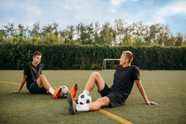 Sahadaki Çimlerde Dinlenen Iki Erkek Futbolcu Açık Stadyumdaki Futbolcular Maçtan — Stok fotoğraf