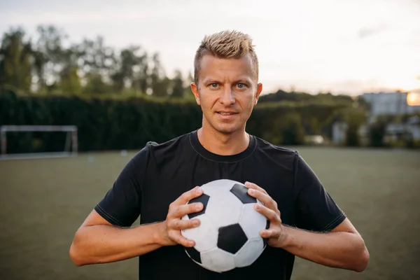 Giocatore Calcio Maschile Che Tiene Palla Mano Sul Campo Calcio — Foto Stock