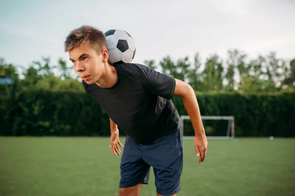 Muž Fotbalista Udržuje Rovnováhu Míčem Krku Hřišti Fotbalisté Venkovním Stadionu — Stock fotografie