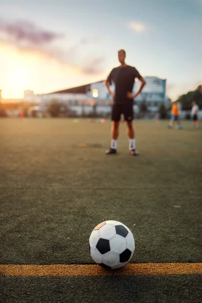 Fotboll Linjen Spelare Planen Bakgrunden Fotbollsspelare Utomhusstadion Träning Före Match — Stockfoto