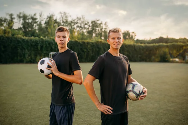 Dva Fotbalisti Držící Míče Rukou Hřišti Fotbalista Venkovním Stadionu Trénink — Stock fotografie