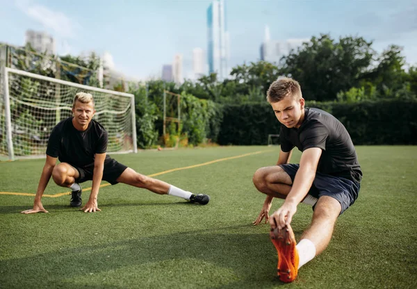 Due Giocatori Calcio Maschi Che Fanno Esercizio Stretching Sul Campo — Foto Stock