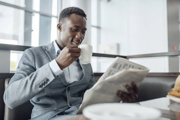 Jovem Empresário Africano Com Jornal Almoçando Café Escritório — Fotografia de Stock
