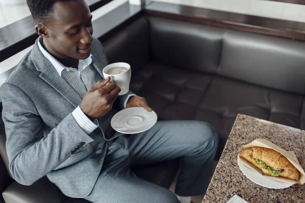 オフィスカフェで昼食をとる若いアフリカ人ビジネスマン — ストック写真