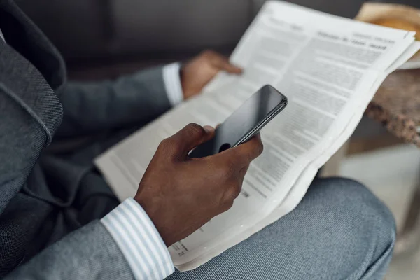 Empresário Africano Segurando Jornal Telefone — Fotografia de Stock