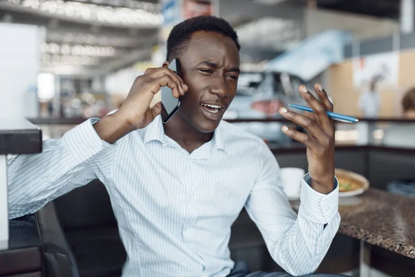 Hombre Negocios Africano Hablando Por Teléfono Sala Exposición Coches — Foto de Stock