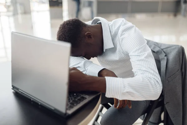 Joven Empresario Africano Con Portátil Durmiendo Cafetería Oficina —  Fotos de Stock