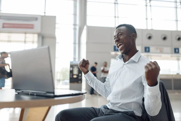 Feliz Empresario Africano Sentado Portátil Concesionario Automóviles — Foto de Stock