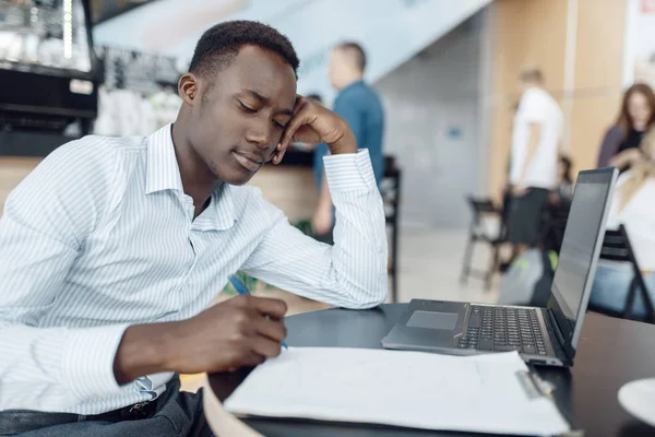 Uomo Affari Africano Che Lavora Sul Computer Portatile Ufficio — Foto Stock