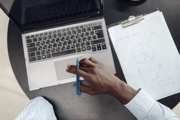 Uomo Affari Africano Che Lavora Laptop Ufficio Vista Dall Alto — Foto Stock