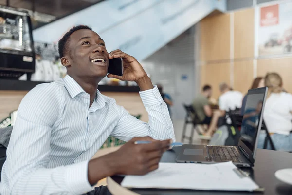 Joven Empresario Africano Hablando Por Teléfono Cafetería Oficina Exitosa Persona — Foto de Stock