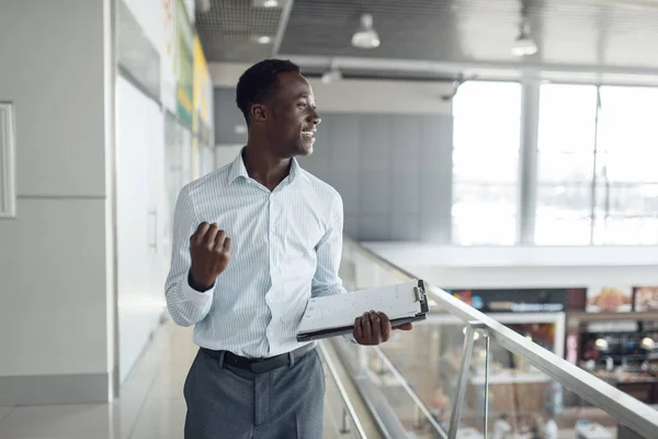 Empresario Africano Con Cuaderno Centro Comercial Food Court — Foto de Stock