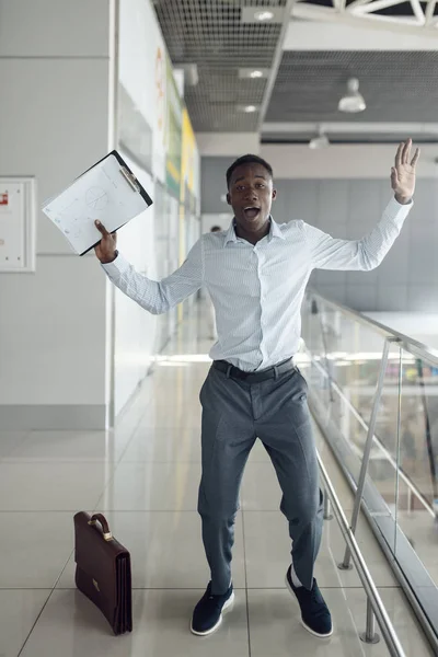 Afrikaanse Zakenman Gelooft Niet Zijn Geluk Het Winkelcentrum Succesvolle Zakenman — Stockfoto