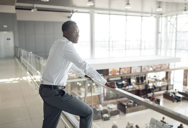 モールでフードコートを探しているアフリカのビジネスマン — ストック写真