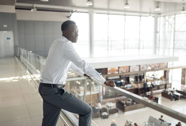 Empresario Africano Busca Comida Centro Comercial —  Fotos de Stock