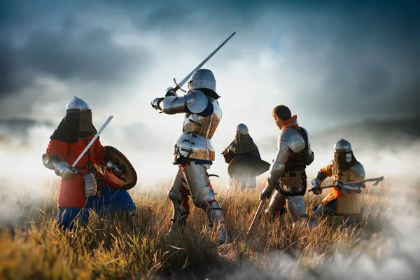 Bataille Médiévale Chevaliers Armure Casques Avec Épées Haches Grand Combat — Photo