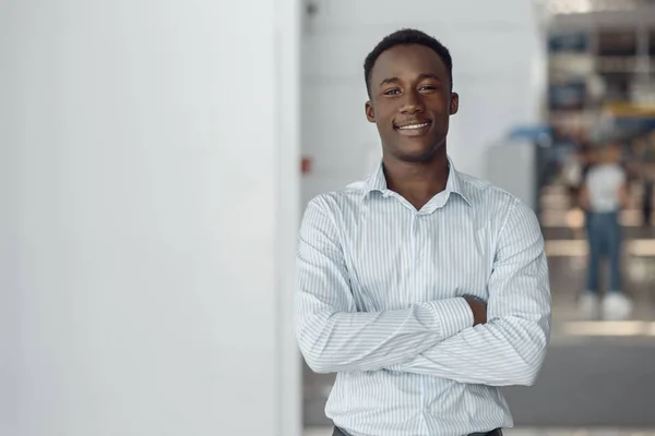Afrikanischer Geschäftsmann Posiert Bürogebäude Erfolgreicher Geschäftsmann — Stockfoto