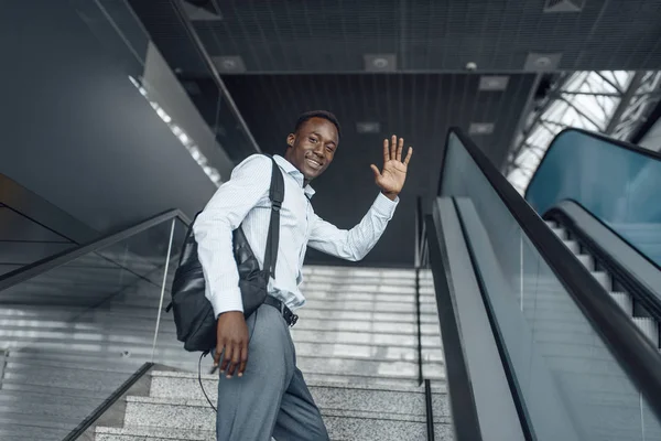 幸せなアフリカのビジネスマンがモールのエスカレーターに上がる 成功したビジネス人 正式な服装の黒人男性 ショッピングセンター — ストック写真