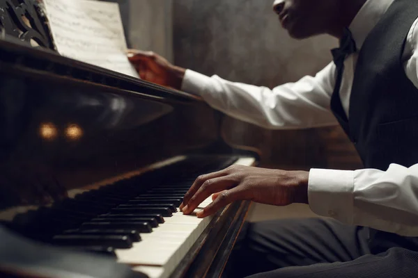 Afrikaanse Pianist Jazz Performer Het Podium Met Schijnwerpers Achtergrond — Stockfoto