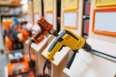 Hırdavatçı dükkanları, elektro matkaplarla dolu raflar, hiç kimse. Alet seçimi diy shop, sıra ürün, elektrikli enstrüman