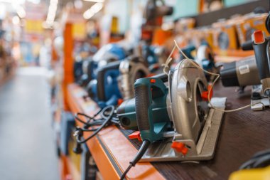 Hırdavatçı dükkanları, el testereli raflar, hiç kimse. Alet seçimi diy shop, sıra ürün, elektrikli enstrüman