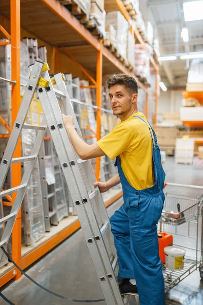 Costruttore Maschio Salire Scale Ferramenta Costruttore Uniforme Guardare Merci Nel — Foto Stock