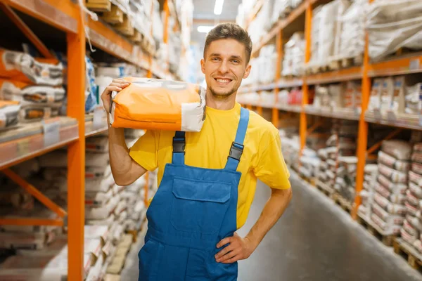 Mannelijke Constructeur Houdt Zak Cement Hardware Winkel Bouwer Uniform Kijken — Stockfoto