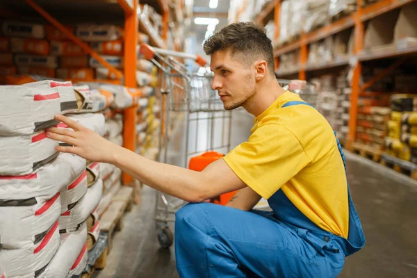 Bauunternehmer Wählt Zement Baumarkt Bauarbeiter Uniform Betrachten Waren Baumarkt — Stockfoto