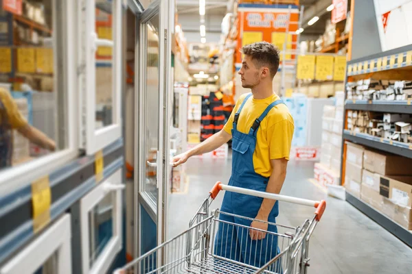 Männlicher Konstrukteur Der Fenster Baumarkt Wählt Bauarbeiter Uniform Betrachten Waren — Stockfoto