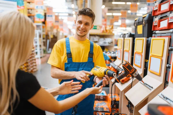 Konzultant Zákaznice Železářství Prodejce Uniformě Žena Diy Shop Nakupování Stavebnictví — Stock fotografie