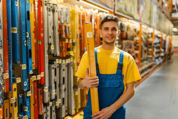 Construtor Masculino Com Nível Construção Loja Ferragens Construtor Uniforme Olhar — Fotografia de Stock