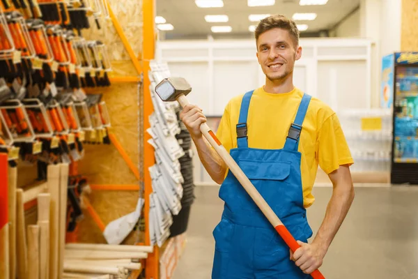 Mannelijke Bouwer Kiezen Sledgehammer Plank Hardware Winkel Constructeur Uniform Kijken — Stockfoto