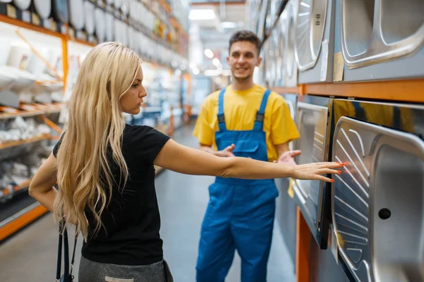 Assistentin Und Käuferin Baumarkt Verkäufer Uniform Und Frau Baumarkt — Stockfoto