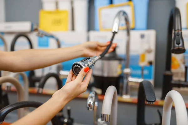 Female Customer Choosing Water Tap Hardware Store Woman Diy Shop — Stock Photo, Image
