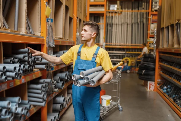 Männliche Bauarbeiter Wählen Rohrleitungen Regal Baumarkt Bauarbeiter Uniform Betrachten Waren — Stockfoto