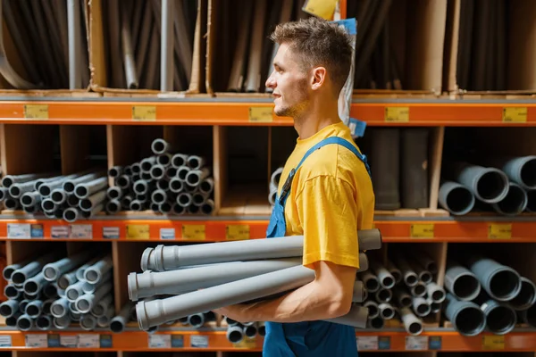 Constructeur Masculin Choisissant Tuyauterie Étagère Dans Quincaillerie Constructeur Uniforme Regarder — Photo