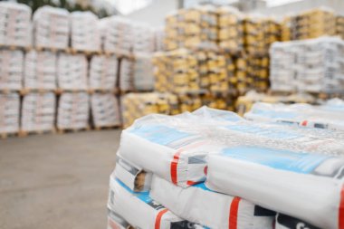 Hırdavatçı dükkanları, açık hava alanları, kimse yok. Yapı malzemeleri ve araç seçimi diy shop, sıra sıra ürünler