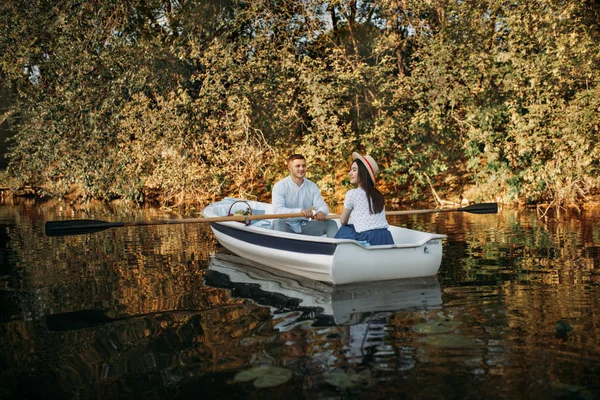 Amor Pareja Navegando Lago Día Verano Reflejo Del Agua Datos — Foto de Stock