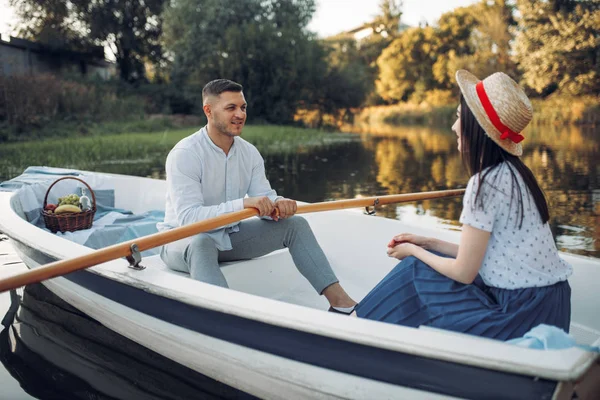 夏の日に湖でボートを愛するカップル ロマンチックな出会い ボートに乗る 男と女が川に沿って歩く — ストック写真
