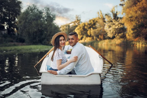 Feliz Casal Amor Barco Lago Dia Verão Encontro Romântico Passeio — Fotografia de Stock