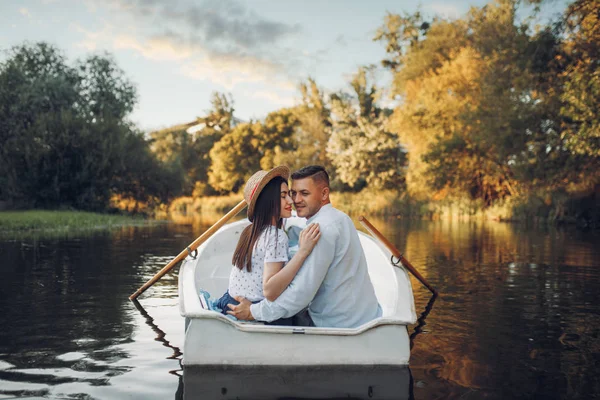 Šťastný Milostný Pár Plavící Létě Jezeře Romantické Rande Výlet Lodí — Stock fotografie