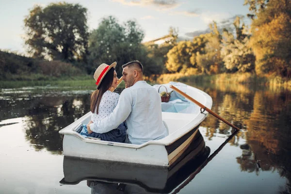 夏の日に湖でボート幸せな愛のカップル ロマンチックなデート ボート旅行 男と女が川に沿って歩く — ストック写真