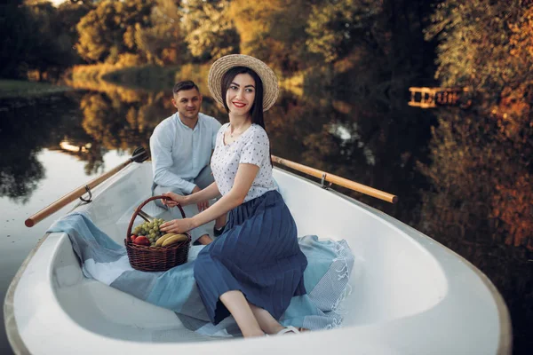 夏日的时候 情侣们在平静的湖中小舟上提着水果篮 浪漫的约会 划船旅行 男人和女人在河边散步 — 图库照片