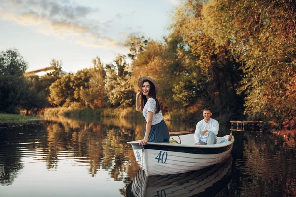 Csinos Hölgy Pózol Egy Csónakban Csendes Tavon Nyáron Romantikus Randi — Stock Fotó