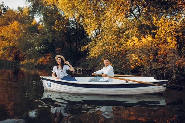 夏の日 昼間の夢 サイドビューで静かな湖の上にボートの愛のカップル ロマンチックなデートボート旅行男と女が川沿いを歩く — ストック写真